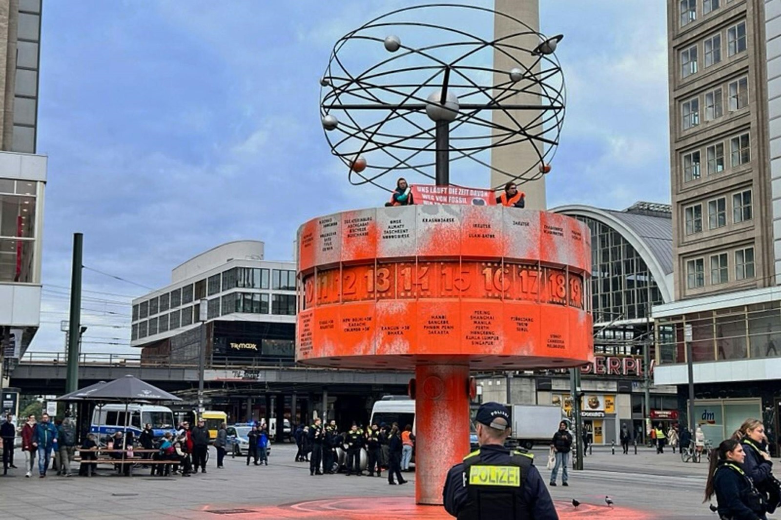 Aktivisten der Gruppe Letzte Generation haben die Weltzeituhr am Alexanderplatz orange eingefärbt.