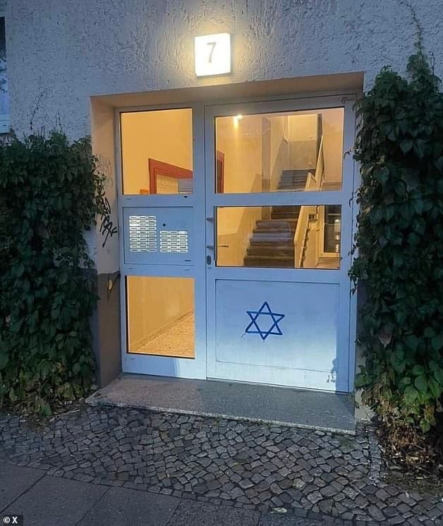 Berlin, November 2023. An eine Haustür wurde ein Davidstern gemalt