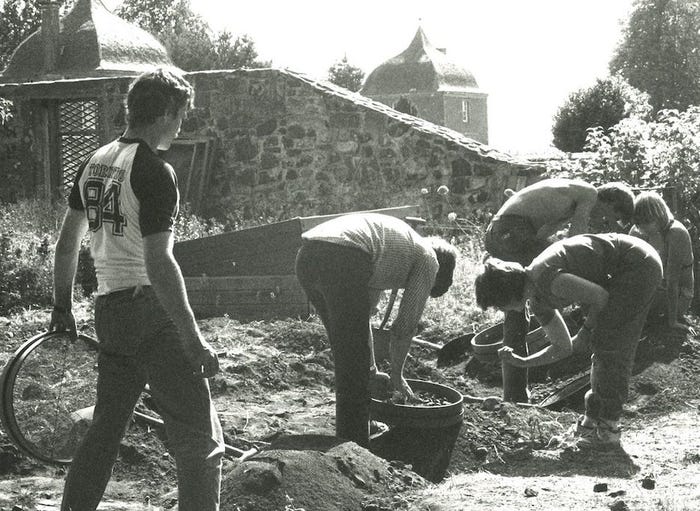 A Black-and-white- photo of volunteers from the National Museums of Scotland and Balfarg working in the grounds of Melville House, a school in Scotland, in 1984