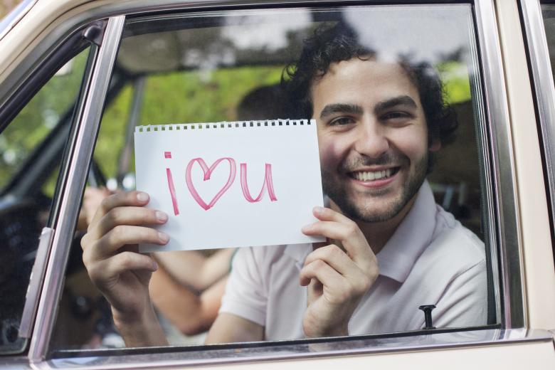 https://img.welt.de/img/kmpkt/mobile248492098/4380247007-ci3x2l-w780/Man-in-car-holding-sign-saying-I-love-you.jpg